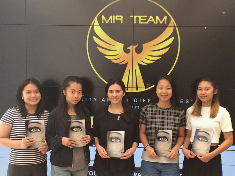 MI9 Team Author and eGirl Power Founder Amy Mintz at workshop with high school girls